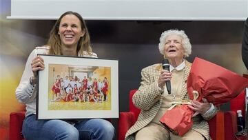Adiós a una pionera: fallece Encarnación Hernández, ‘la niña del gancho’