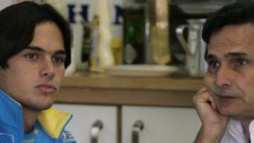 <b>FOTO DE FAMILIA. </b>Nelsinho, junto a su padre, Nelson, parecen esperar el momento en que el joven piloto se convierta en titular de Renault.