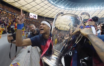 El delantero brasileño exjugador del Barcelona, PSG, Al-Hilal Saudi y actual jugador del Santos, tiene un fuerte compromiso con la solidaridad. Neymar contribuyó sustancialmente en 2014, junto a otras estrellas del fútbol del momento, en la campaña de la FIFA “11 contra el ébola” en el oeste de África. Ha ayudado a llevar agua potable a determinadas zonas de Brasil y ha financiado proyectos sociales en las favelas brasileñas. Ha hecho donaciones a hospitales infantiles, a bancos de alimentos y a asociaciones de ayuda en comunidades en situación de pobreza extrema. Creó el Instituto Neymar Jr. que es un referente de apoyo para niños y adolescentes en riesgo de exclusión social. Este centro que se encuentra en Praia Grande, São Paulo, da cobertura en educación, deportes y asistencia social a más de 3.000 niños y sus familias.