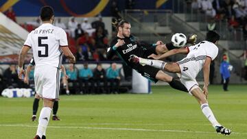 Bale intenta un gol de tijera contra el Al Jazira en el Mundial de Clubes. 