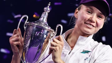 Elena Rybakina posa con el trofeo de campeona de las WTA Finals.