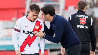 Iraola, dando instrucciones a Chavarría.