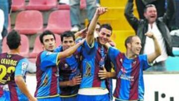 <b>ALEGRÍA GRANOTA. </b>Los jugadores del Levante se abrazan a Iborra para felicitarle por el primero de los tres goles, que fue de su factura.