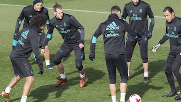 Los jugadores del Real Madrid, en el entrenamiento de este lunes.