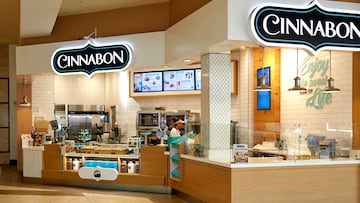 Se ha recaudado alrededor de 130,000 dólares para la mujer que fue despedida de una tienda Cinnabon por gritar insultos racistas.