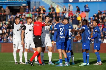 El árbitro Guillermo Cuadra Fernández (3i) muestra tarjeta amarilla al defensa del Valencia Cristhian Mosquera (4d) durante el partido de la jornada 11 de LaLiga entre Getafe CF y Valencia CF, este domingo en el Estadio Coliseum de Getafe (Madrid). EFE/ Juanjo Martín
