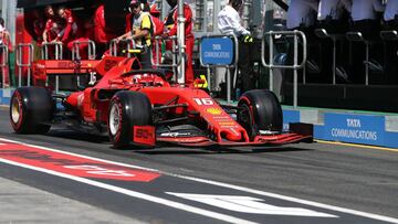 Charles Leclerc con el Ferrari en el pit lane de Melbourne.