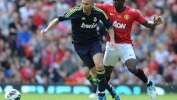 Dwight Yorke intenta frenar a Zidane en el partido de veteranos.