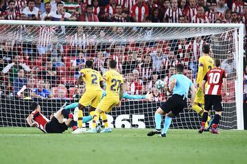 El delantero del Athletic Club enganchó esta tijera en el minuto 88 de partido la cual sirvió para que el conjunto vasco se llevara la victoria ante el Barcelona. 