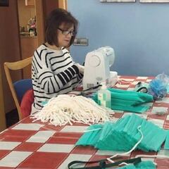 Dos mujeres hacen mascarillas en casa y otras historias de solidaridad