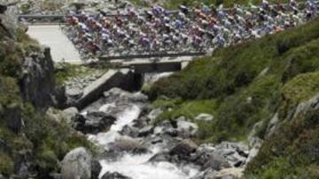 <b>COMO EN EL TOUR. </b>El pelotón pasa compacto por un paisaje típicamente alpino y propio del mes de julio, cuando el Tour de Francia transcurre por estas carreteras.