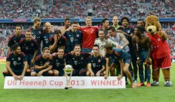 El Bayern posa con el trofeo "Uli Hoeness" después de ganar al Barcelona por 2-0.