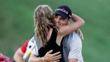 Kaymer abrazado a su mujer.