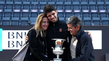 Carlos Alcaraz celebra con sus padres el título conquistado en Roma.