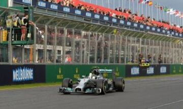 El piloto de Mercedes Nico Rosberg de Alemania cruza la línea, consiguiendo el triunfo del Gran Premio de Australia en Melbourne. 