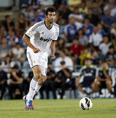Jugador del Valencia durante cuatro temporadas de 2004 a 2009 y del Real Madrid de 2009 a 2013.