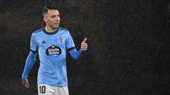 Iago Aspas levanta el pulgar durante el partido contra la Real Sociedad disputado en Bala&iacute;dos.