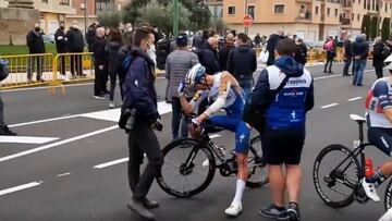 Sufre una caída y rompe a llorar nada más llegar a la meta donde se lo llevan en ambulancia