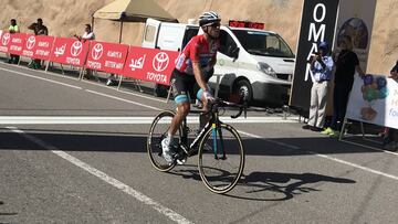 Alexey Lutsenko celebra su victoria en Green Mountain en la quinta etapa del Tour de Om&aacute;n.