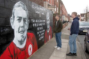 Muchos jugadores actuales tienen su mural (Henderson, Alexander-Arnold, Salah...); también las leyendas (Dalglish, Shankly, Paul Curtis...).