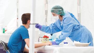 GRAFCAV7128. ORDIZIA (GIPUZKOA), 09/07/2020.- Una sanitaria realiza la prueba del Covid-19 a un joven este jueves en las carpas instaladas en Ordizia (Gipuzkoa) por el servicio vasco de salud. El brote de covid-19 de Ordizia suma ya 58 contagios en total, mientras que el número de nuevos positivos en el conjunto de Euskadi asciende a 30. EFE/Javier Etxezarreta