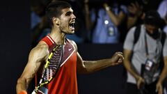 El tenista espa&ntilde;ol Carlos Alcaraz celebra su victoria ante Diego Schwartzman en la final del ATP 500 de R&iacute;o.