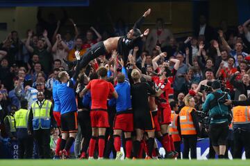 David Wagner, gerente de Huddersfield Town es arrojado al aire en celebración.