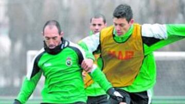 <b>DOS DE LA CASA. </b>Osmar pelea con Pedro Munitis. Sin duda, el joven defensa firmaría una carrera como la del capitán del equipo.