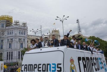 Los jugadores del Real Madrid llegando a la plaza de Cibeles 