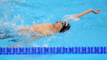 Nadador Alberto Abarza logra récord y clasifica a la final