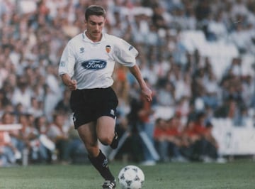 63 partidos con el Betis y 84 con el Valencia. Jugó cuatro temporadas en el Betis y tres en el Valencia. Con los béticos consiguió ascender a Primera en el curso 2000-01.