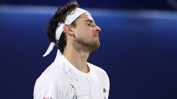 Dominic Thiem se lamenta durante su partido ante Lloyd Harris en el Dubai Duty Free Tennis Championship en el Dubai Duty Free Tennis Stadium de Dubai, Emiratos Árabes Unidos.