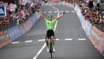 C1 CANAZEI (ITALIA), 24/05/2017.- El corredor galo Pierre Rolland, del Cannondale, celebra su victoria en la decimos&eacute;ptima etapa del Giro de Italia, una carrera de 219 kil&oacute;metros, entre las localidades de Tirano y Canazei, en Italia, hoy, 24 de mayo de 2017. EFE/ALESSANDRO DI MEO