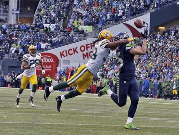 Los Seahawks llegaban como campeones defensores al partido pero recibieron una cubetada de agua fría cuando al medio tiempo perdían 16-0. Una patada corta recuperada por Seattle en el último cuarto y un gol de campo de 48 yardas de los Packers llevaron el partido a tiempo extra y fue ahí donde Russell Wilson mandó a Seattle al Super Bowl 49.