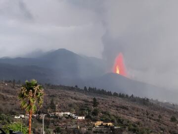 Día 23 de septiembre, el volcán en erupción.