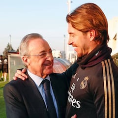 Florentino Pérez visita a las plantillas de fútbol y baloncesto