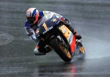 Conducción bajo la lluvia en 1999 en el Circuito de Motegi.