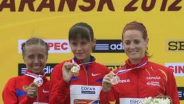 <b>PODIO. </b>Kaniskina (plata), Lashmanova (oro) y Poves (bronce).