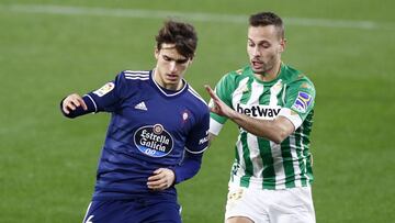 Denis Suárez protege el balón ante la presencia de Sergio Canales en el partido entre el Betis y el Celta.