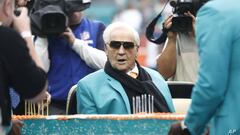 Shula dirigi&oacute; a Baltimore Colts de por seis temporadas antes de ser el entrenador en jefe de los Dolphins de 1970 hasta 1995, con quienes gan&oacute; un par de Super Bowls.