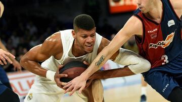 Tavares marca territorio ante Vildoza.