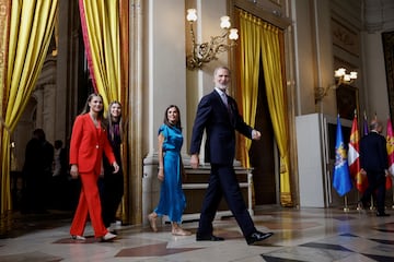 El rey Felipe VI, la reina Letizia, la princesa Leonor y la infanta Sofía llegan al pasamanos por la conmemoración del décimo aniversario de la coronación de Felipe VI de España