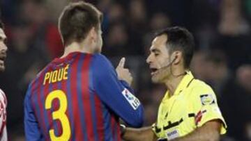 El árbitro a Piqué: "Cállate, que te voy a expulsar"