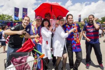 La afición del Barça disfruta de las instalaciones de la fan zone en el antiguo Matadero de Madrid.