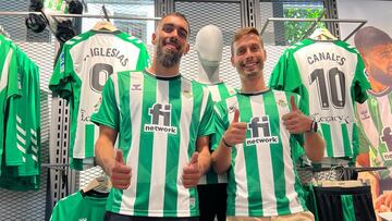 Borja Iglesias y Sergio Canales, en la nueva tienda del Betis.