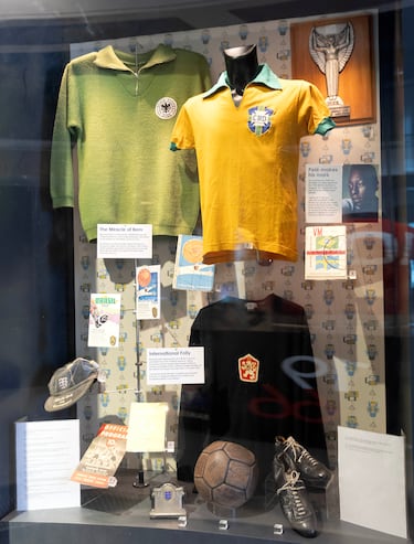 'O Rei' hizo saltar por los aires el fútbol mundial con sólo 17 años en el Mundial de Suecia. Una de sus camisetas en aquel torneo está expuesta aquí.