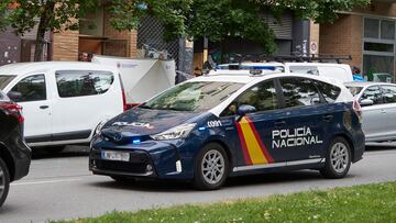 Un coche de policía en la zona donde un hombre ha sido asesinado presuntamente por su pareja, a 10 de mayo de 2023, en Rochapea, Navarra (España). Un hombre ha fallecido esta tarde en el barrio de la Rochapea de Pamplona por las heridas infligidas con un arma blanca presuntamente por su pareja, que poco después ha sido detenida en el lugar. Al parecer, la víctima y la mujer arrestada, de origen brasileño, habían sido pareja y tienen una hija en común. La agresión se inició en el domicilio y el hombre huyó malherido al portal, donde falleció. La mujer también salió a la calle, lugar en el que fue detenida. En el lugar se encuentran patrullas de la Policía Municipal y de la Policía Foral.
10 MAYO 2023;ROCHAPEA;NAVARRA;ASESINATO;PUÑALADAS;PIXELADA
Eduardo Sanz / Europa Press
10/05/2023