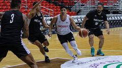 Orlando Méndez, Paco Cruz y Gabriel Girón en un entrenamiento de la Selección Mexicana rumbo al Mundial FIBA 2023.