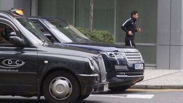 El entrenador del Atlético de Madrid, Diego Pablo Simeone, corriendo por Londres.