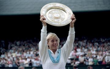 Navratilova, nacida en Praga y con doble nacionalidad checa y estadounidense, es considerada una de las mejores tenistas de la historia. Adems, gan 18 Grand Slams y fue campeona consecutiva en seis ocasiones (de 1982 a 1987) de Wimbledon. En 1975, con slo 18 a?os, decidi abandonar su pas y solicitar asilo poltico en Estados Unidos. Cuando obtuvo su nueva nacionalidad en 1981 se sinti libre. Concedi una entrevista al New York Daily News e hizo pblica su bisexualidad. Algo tab en el deporte. Desde entonces, se convirti en una referencia para el colectivo gay. No temi las consecuencias (que las tuvo) porque sigui jugando hasta 1994 e incluso regres entre 2002 y 2006. Tambin, denunci la desigualdad salarial cuando se enter que John McEnroe cobraba diez veces ms que ella por comentar partidos. Incluso defini a Donald Trump como una "amenaza para el mundo" y le calific como "sexista y racista". Para normalizar las relaciones homosexuales no dud en pedir matrimonio a Julia Lemigova, exmodelo y empresaria rusa, en un descanso del US Open 2006 ante las cmaras. Siempre de frente.